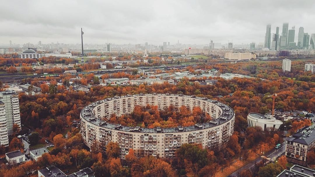 Дом кольцо. Нежинская 13 Москва. Москва улица Нежинская дом 13. Легендарный круглый дом в Москве Нежинская 13. Дом Бублик Раменки.