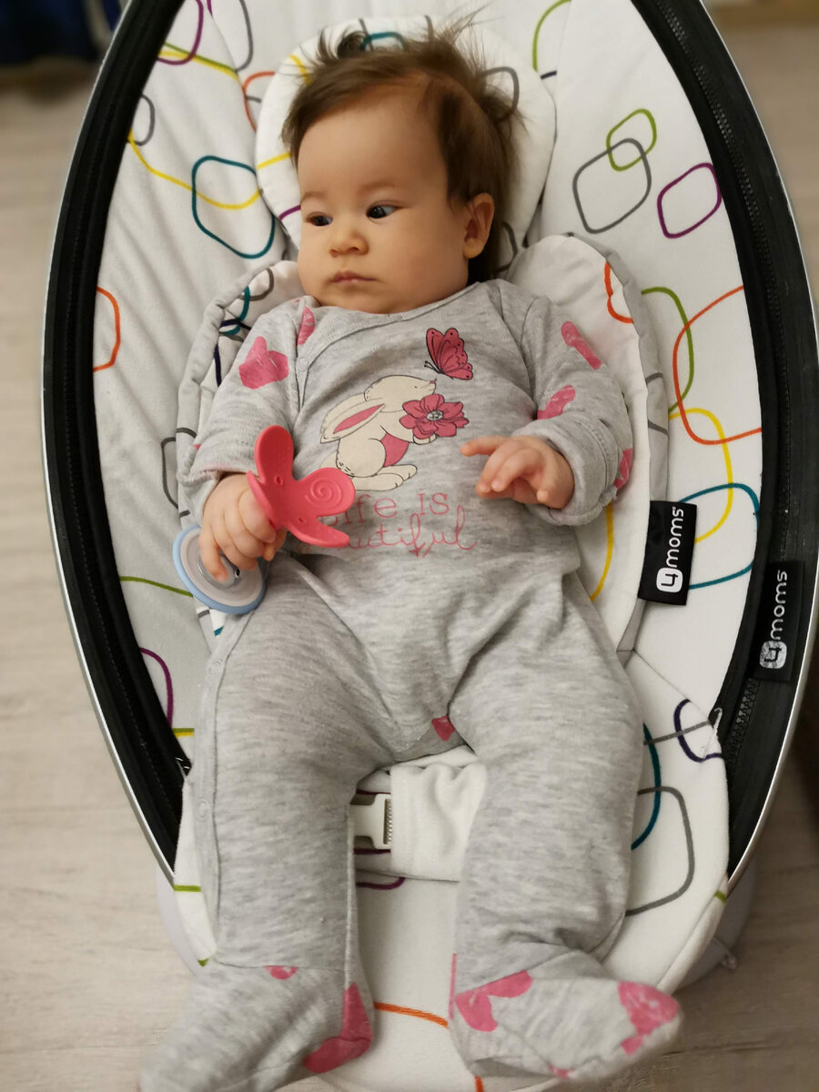 Дочке чуть меньше 3х месяцев. Здесь не пристегнута, но вообще лучше всегда использовать ремни. Использовали примерно с 2.5 до 7 месяцев. 