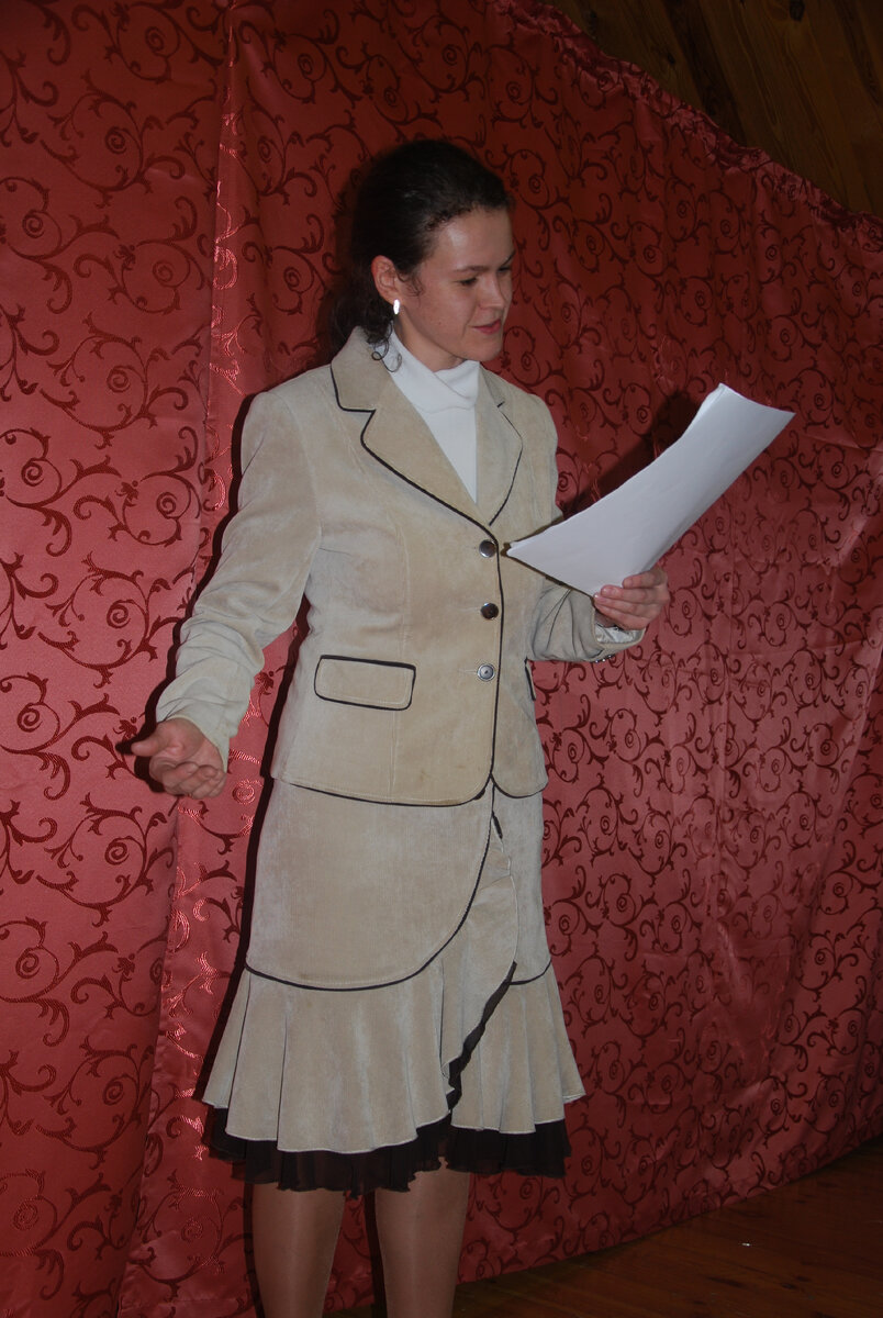 Ведущая концерта - преподаватель Ущеко Е.В.