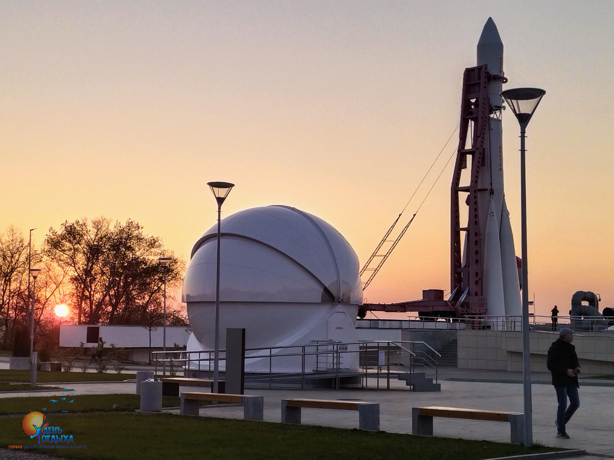 Вечер около ракеты-носителя Восток.