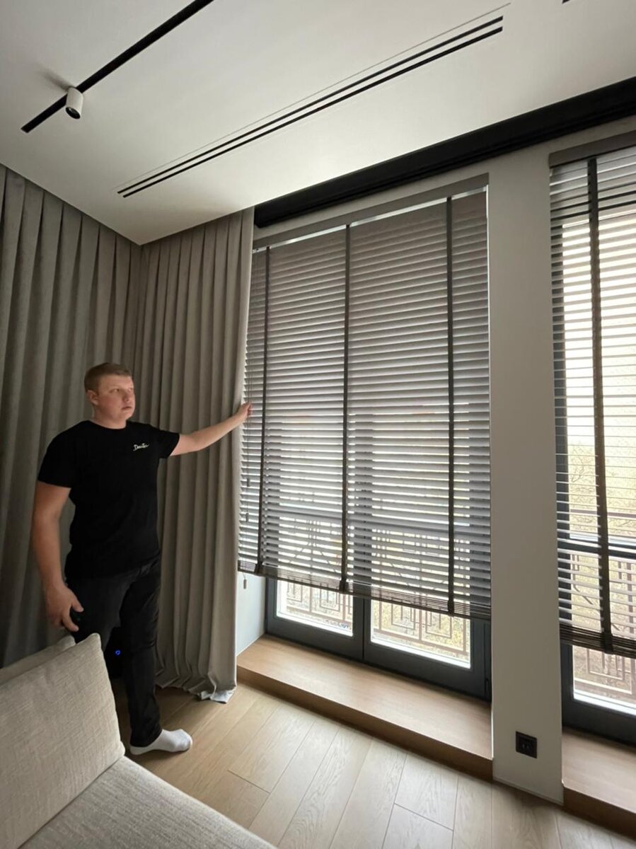 Пример использования карниза скрытого монтажа в интерьере. Текстильное оформление реализовано компанией Decortier.