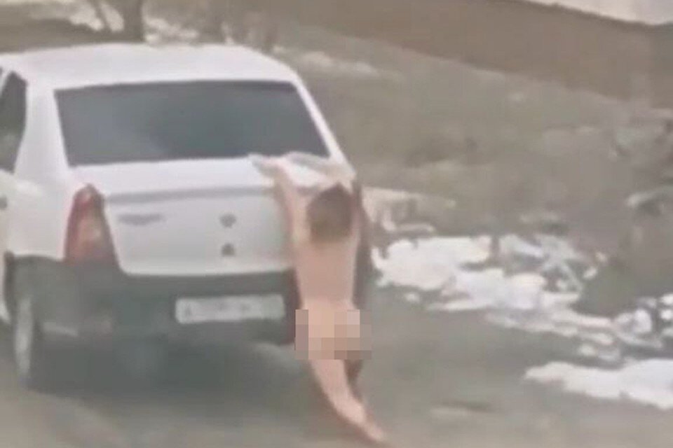     Муж протащил обнаженную жену по двору. Кадр видео.