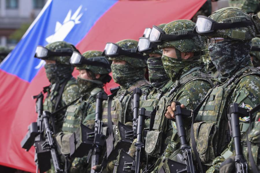 Учения по повышению боеготовности армии Тайваня в Гаосюне - Фото: Daniel Ceng/AP/TASS