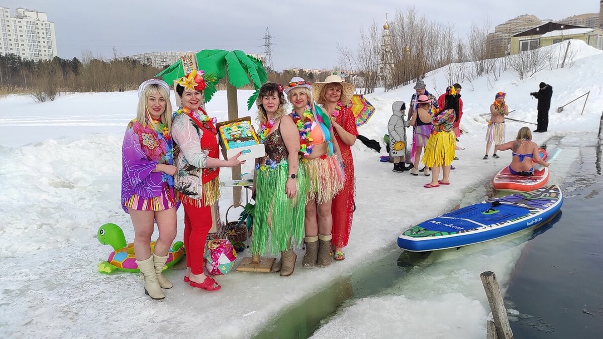    Моржи Сургута устроили горячую гавайскую вечеринку на снегу