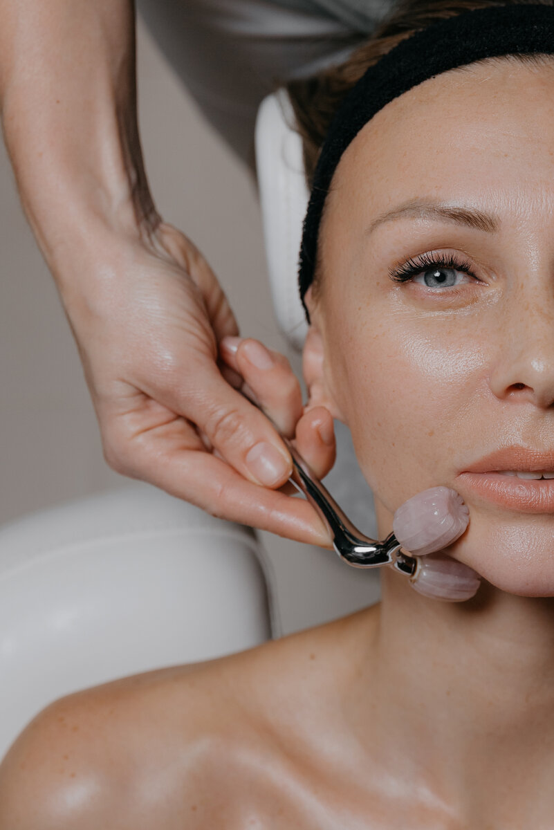 Массаж лица кварцевым роллером