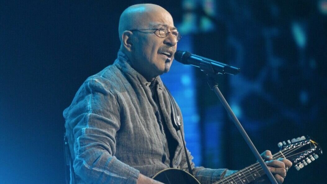     71-летний певец попал в больницу во время гастролей.