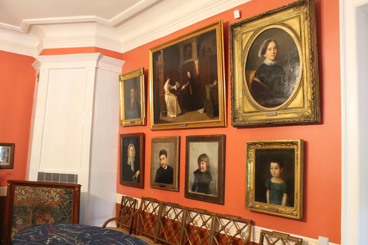 Интерьер одной из комнат в главном доме в Абрамцево.  На стене портреты членов семьи Мамонтовых. Фото автора.