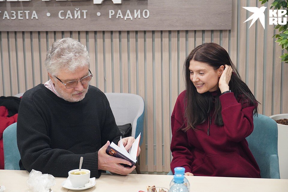     Писатель Юрий Поляков и генеральный директор и главный редактор "Комсомольской правды" Олеся Носова на радио "Комсомольская правда" Александр ШПАКОВСКИЙ