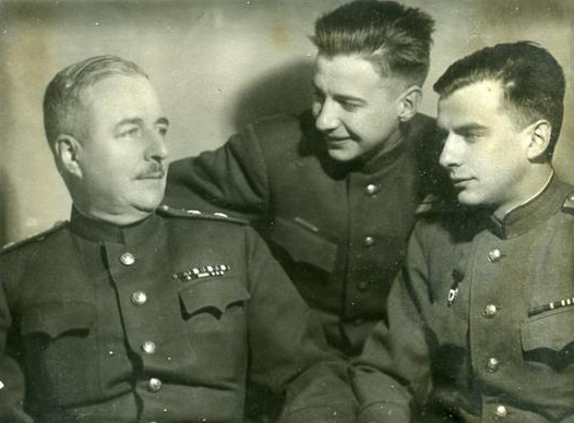 Евгений Шиловский с сыновьями. Фото с сайта person.lib48.ru