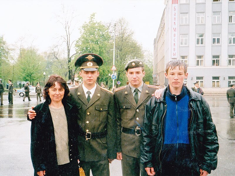 Надежда Кимовна с сыновьями Александром, Владимиром и Андреем