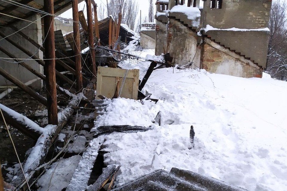     В Горловке обрушилась кровля многоэтажки. Фото: ТГ/Приходько