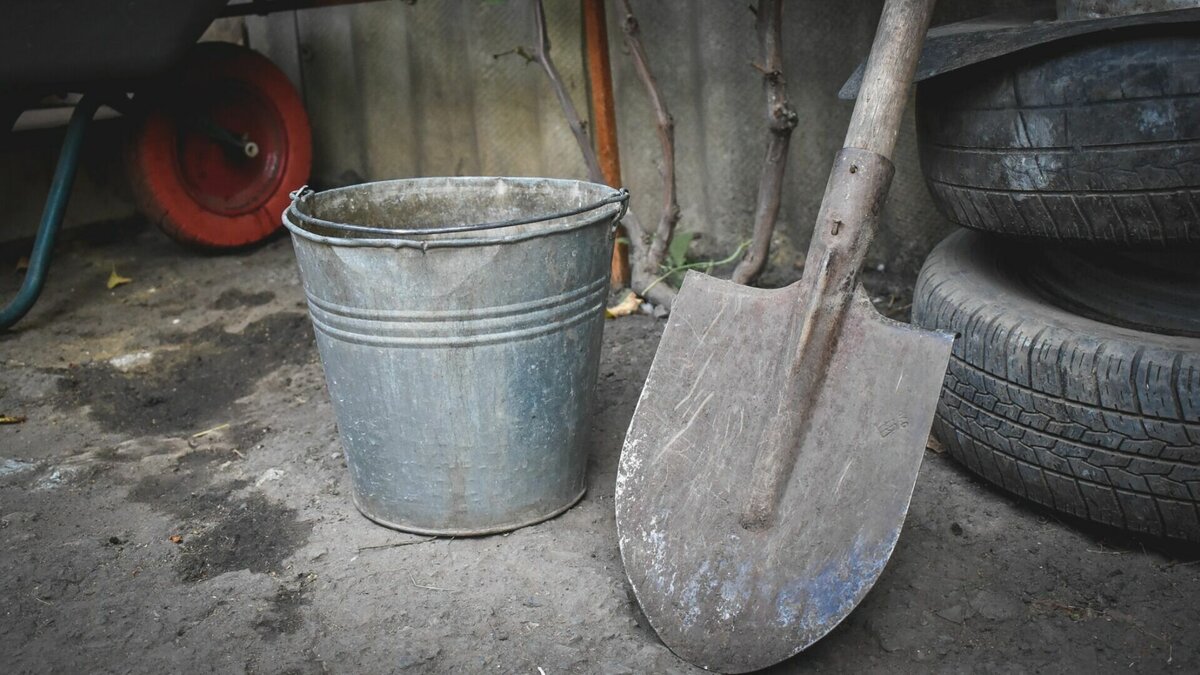     Подписчики телеграм-канала «Наш город» прислали видео на котором два работника разгоняют огромную лужу на футбольном поле лопатами.