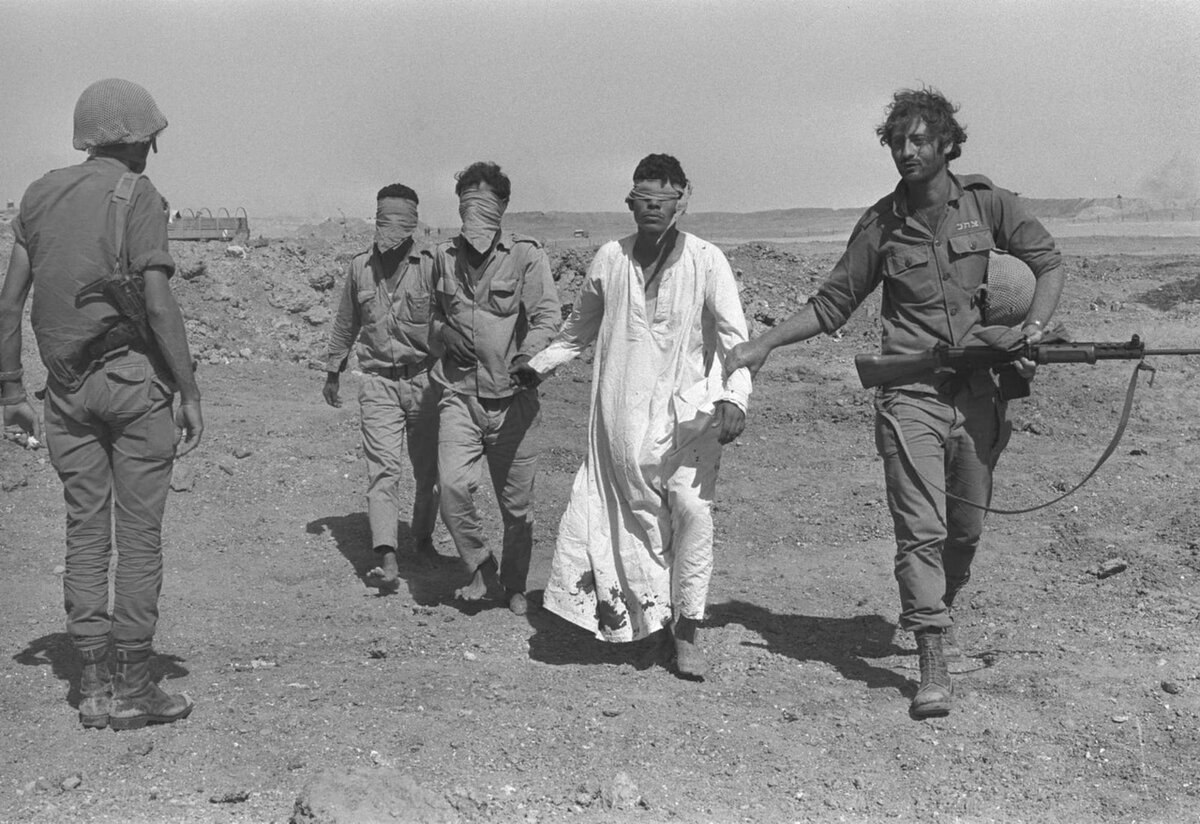 Война Судного дня, 1973 год. Египетских военнопленных ведет солдат израильской армии  в Синайской пустыне. 