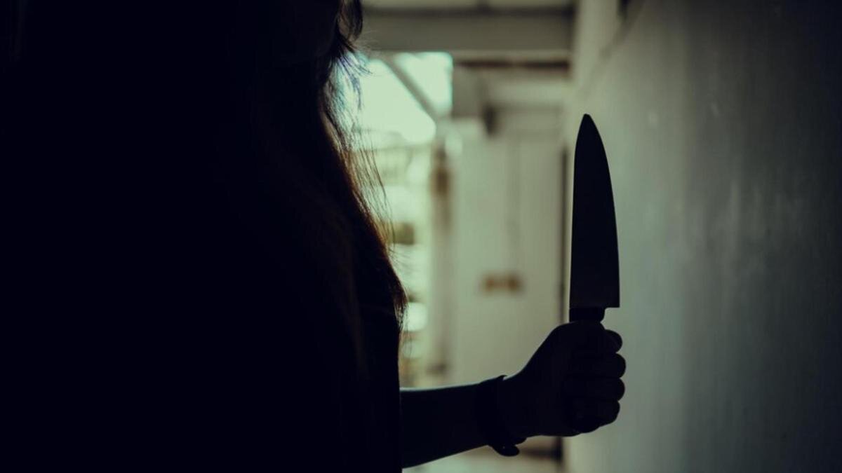    Женщина с ножом в руке:Freepik