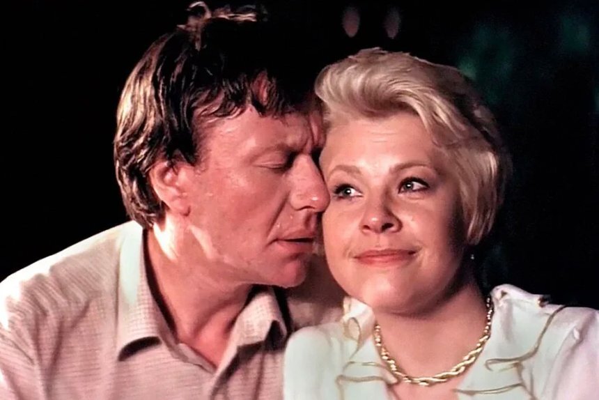      Кадр из фильма "Блондинка за углом". Николенька и Надежда.