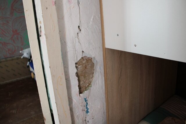    Кусок штукатурки упал на голову ребенка. Фото:  АиФ/ Наталья Качановская