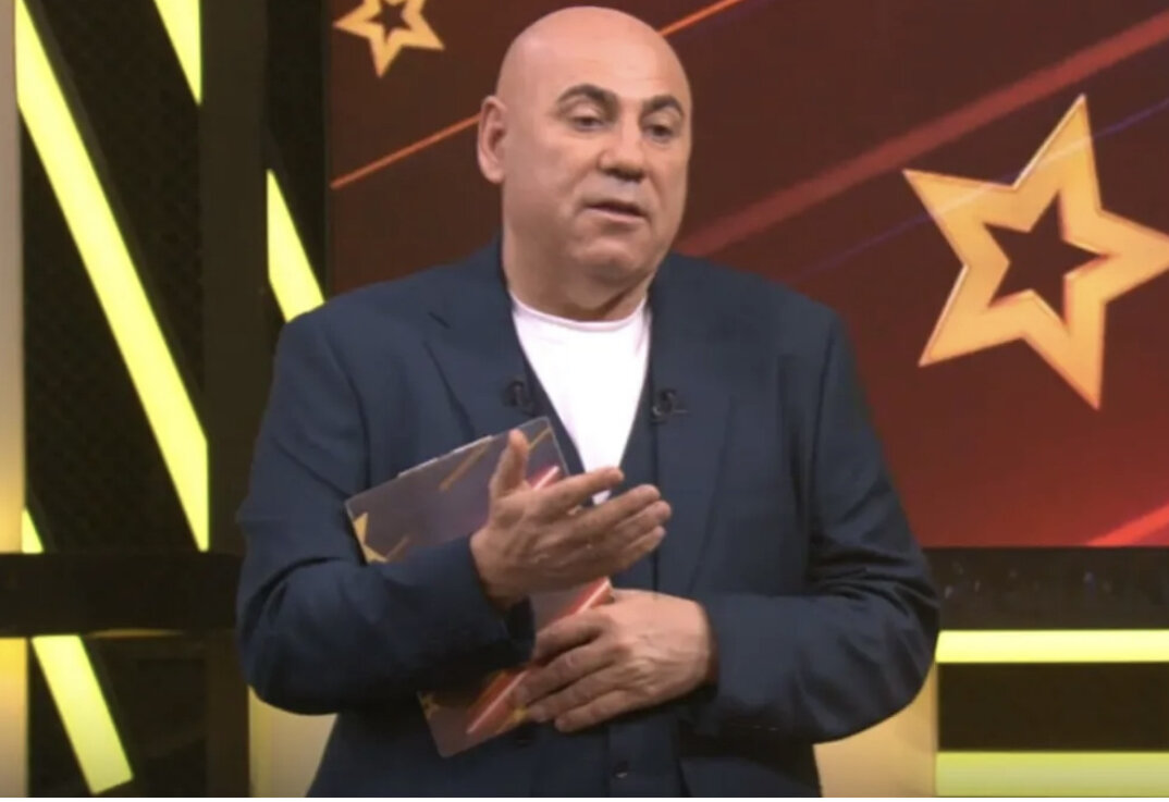 Иосиф как бы протягивает руку в знак примирения и вместе с тем негодует такому положению вещей