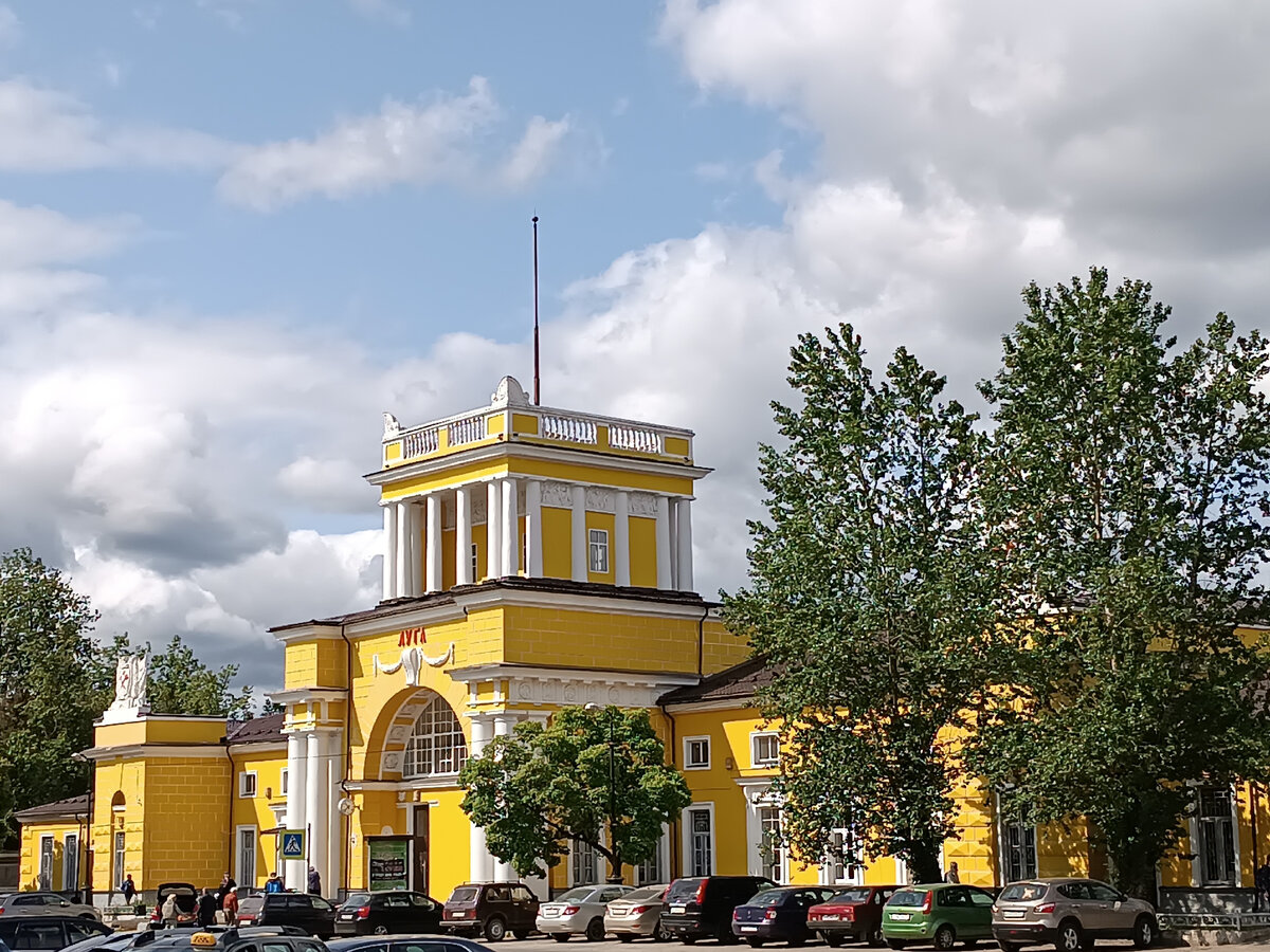 Здание железнодорожного вокзала в Луге