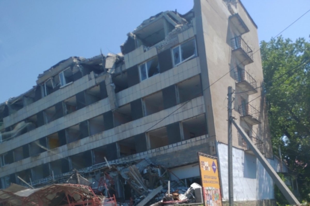    Первое разрушенное западным оружием здание в ЛНР, которое мы увидели.