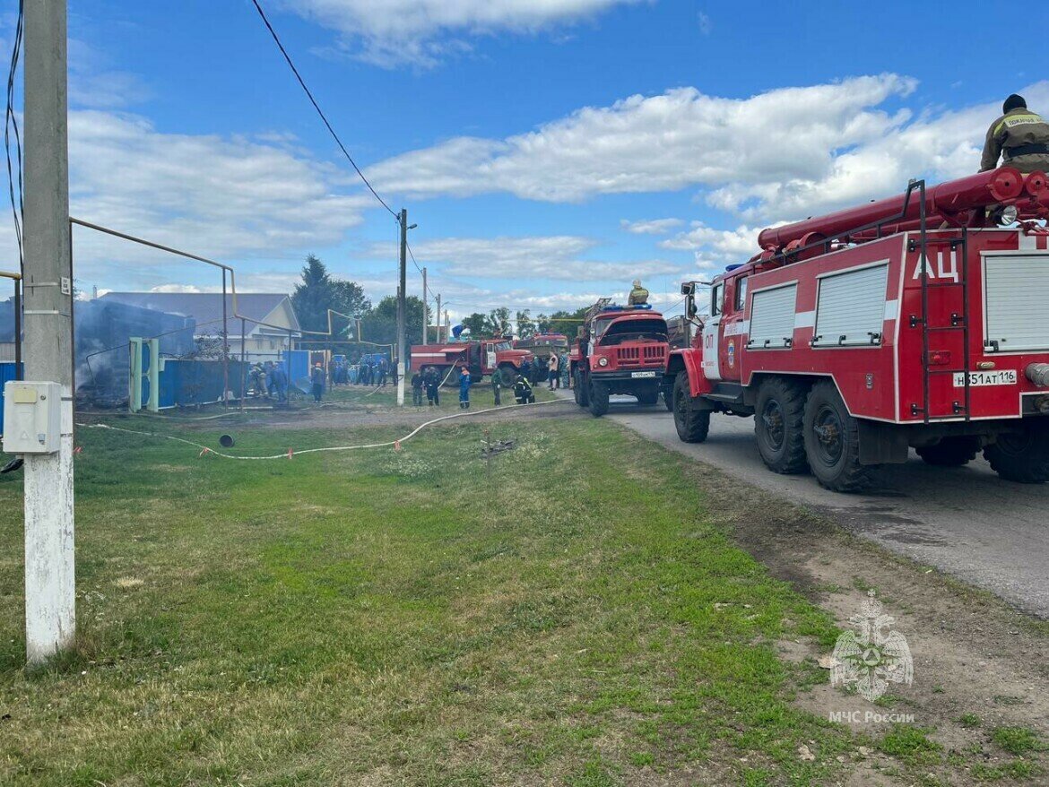 Жили очень скромно, выпивали»: соседи рассказали о семье, погибшей в пожаре  под Челнами | Татар-информ | Дзен