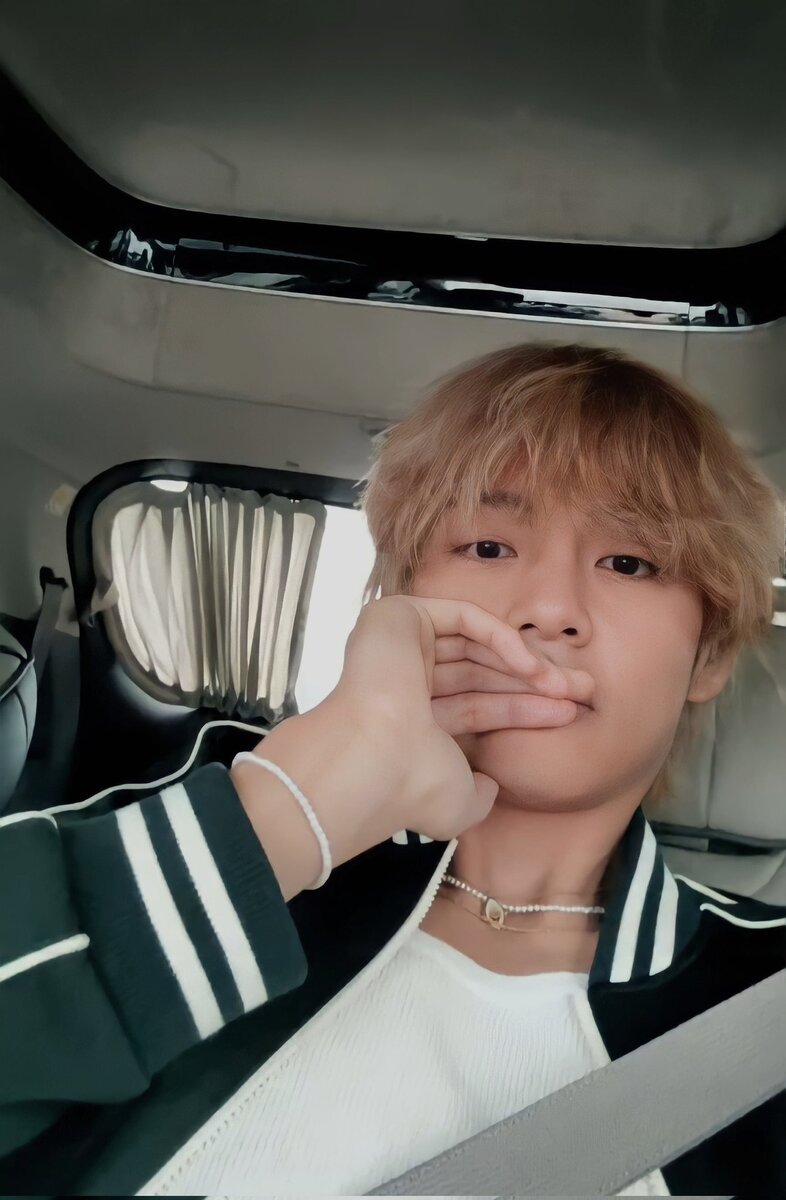 Поклонники не могут насытиться недавним прямым эфиром Тэхёна из BTS |  Bonnie 김 | Дзен