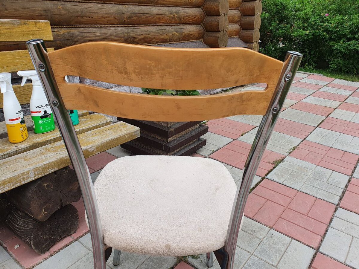 Вышла на улицу, там лучше освещение.