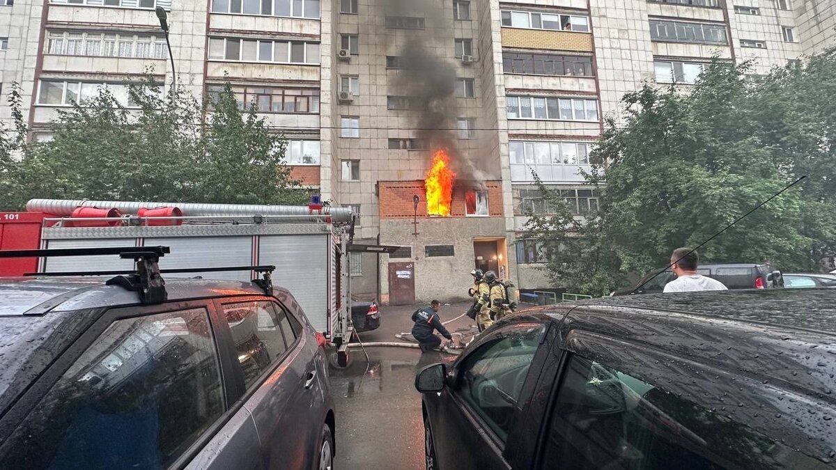     Для жильцов дома по улице Холодильной, 136, утро началось не с кофе. Жители вышли на улицу в дождь из-за пожара, некоторые даже не успели одеться.