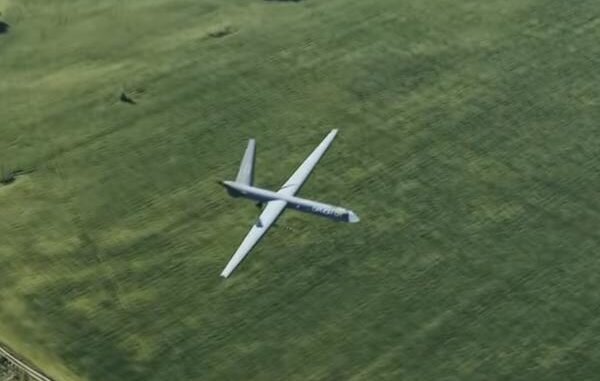 17.07.2023 Владимир ШепельАббревиатура БПЛА (беспилотные летательные аппараты) у всех на слуху и в особой расшифровке не нуждается. Упоминают о них, рассказывая о военных действиях в зоне специальной военной операции.Однако возможности их применения гораздо шире. В частности, их возможность получать новую информацию, необходимую при нынешнем изменении климата и экологии, практически не упоминается.Прежде чем говорить о возможном применении БПЛА для контроля метеорологических процессов и изменения экологической обстановки, следует сказать несколько слов о противоречиях в организации работ в этом направлении.Росгидромет подчиняется Минприроды, который отвечает за эксплуатацию природных ресурсов страны. В тоже время Росгидромет должен отслеживать все изменения в окружающей среде, вызванные хозяйственной деятельностью человека. Явный конфликт интересов. Поэтому целесообразно Росгидромет сделать федеральной структурой, включив в его состав сотрудников Минобороны и МЧС. Подобная структура используется в США.Далее следует учесть, что окружающая нас природная среда — это единая структура. Изменения, происходящие в одной части планеты, сказываются на природных процессах в другой. Изучение таких явлений требует другого подхода к финансированию организаций, занимающихся проблемами экологии. В частности, если говорить о применении БПЛА для нужд экологии, то здесь метод грантов не применим. Грантами можно поощрять развитие кружка авиамоделистов. Для контроля над экологическими процессами нужна целевая программа, учитывающая различные аспекты данного процесса.Предположительно набор этапов внедрения БПЛА в эту сферу деятельности может выглядеть так.Совершенствование законодательства в частности «Воздушного кодекса» страны.Разработка приборов для контроля метеорологических параметров, контроля загрязнения воздушной среды, а возможно и приборов биологического контроля.Составление наставлений и инструкций по применению БПЛА в зависимости от метеорологических условий. Особенно в условиях городской застройки.Выбор БПЛА для решения вопросов экологии.Создание полигонов для отработки методик измерений данными приборами.Разработка методик и создание организаций для обучения операторов БПЛА.Создание единого центра сбора информации, получаемой с помощью БПЛА всеми организациями, использующими их для контроля над экологической обстановкой.В настоящее время регулирование полетов БПЛА предлагают передать на региональный уровень. Полагаю, это не верное решение. Нужен единый документ, регулирующий полеты БПЛА. И очевидно нужна единая служба регистрирующая, управляющая, фиксирующая все полеты БПЛА. Очевидно, это потребует установки устройств, идентифицирующих БПЛА.Поясню примером. Московская область закрыла свое воздушное пространство для БПЛА. Из Калужской области БПЛА может долететь не только до аэропорта Внуково, но и до Москвы.Возможно, нужно будет дополнять и Административный, а также Уголовный Кодексы РФ.В СМИ активно обсуждалась ситуация с аэростатом, залетевшим на территорию США. Однако прошла незамеченной информация о любителях запускать воздушные шары, организовавших флэшмоб.«…Жители США начали запускать в воздух сотни небольших аэростатов и воздушных шаров, которые фактически парализовали нормальную работу средств противовоздушной обороны США. Как оказалось, всё это является частью масштабного флэшмоба, посвящённого неудачным попыткам ВВС США атаковать разведывательные беспилотники, которые оказались лишь специальными исследовательскими дронами……Небольшие аэростаты и большие надувные шары, стоимостью всего лишь в несколько десятков долларов, сделали систему ПВО США крайне уязвимой. Причём, это выражается также в том, что некоторые средства ПВО попросту не могут одновременно отслеживать большое количество целей и вполне могут теперь пропустить дроны, самолёты или же ракеты в случае проведения атаки…».Еще хуже будет, если такие действия будут восприняты как начало ядерного удара.Такая или подобная ситуация может случиться на международном уровне. А внутри страны БПЛА могут наделать не меньше бед. Начиная от падения в случае неисправности на человека и кончая техногенными авариями. Поэтому ответственность за их запуски нужно определить заранее. Ведь такие случаи уже фиксируются.Общепринято деление БПЛА по типу перемещения в пространстве: самолетный, вертолетный, аэростатный. Поскольку для полного удовлетворения нужд использование всех типов БПЛА, целесообразно говорить о беспилотных авиационных системах (БАС), используемых для нужд Росгидромета.Самолетный и вертолетный типы БАС могут быть использованы для получения данных о процессах, протекающих в атмосфере, получения данных о загрязнении, сбор информации для нужд сельского хозяйства, активного воздействия на метеорологические процессы. Аэростатный тип БАС можно использовать, как для получения данных о метеорологических процессах, так и для доставки грузов на труднодоступные станции.К разработке технического задания (ТЗ) на применение БАС в Росгидромете необходимо привлечь все ведущие институты: ФГБУ НПО «Тайфун», ФГБУ ЦАО, ГГО им А.И. Воейкова, ФГБУ ВНИИСХМ и другие.Юридические и технические вопросы вполне решаемы. Но воздействие БПЛА на окружающую среду остается без внимания. Возможно потому, что БПЛА не очень широко распространены, молчат орнитологи. Но принято решение об их серийном производстве. А если учесть всех желающих поучаствовать в выпуске БПЛА, то неизбежно столкновение их с птицами. Может нужно уже сейчас предусмотреть программы, рассматривающие данную сторону вопроса?Вопрос контроля загрязнения окружающей среды с помощью БПЛА возможно следует выделить в отдельную программу. Учитывая, что на западе существуют патенты на перенос с помощью БПЛА биологических объектов, предусмотреть в программе выявление в воздухе биологических объектов — задача не простая и требующая объединения специалистов из разных областей знания.Предлагаемые к рассмотрению вопросы очень обширны. Рассмотреть их в одной статье практически невозможно. Поэтому может целесообразно рассмотреть возможность публикации цикла статей различных специалистов, выражающих различные точки зрения, а затем обобщить их для выработки комплексной программы.