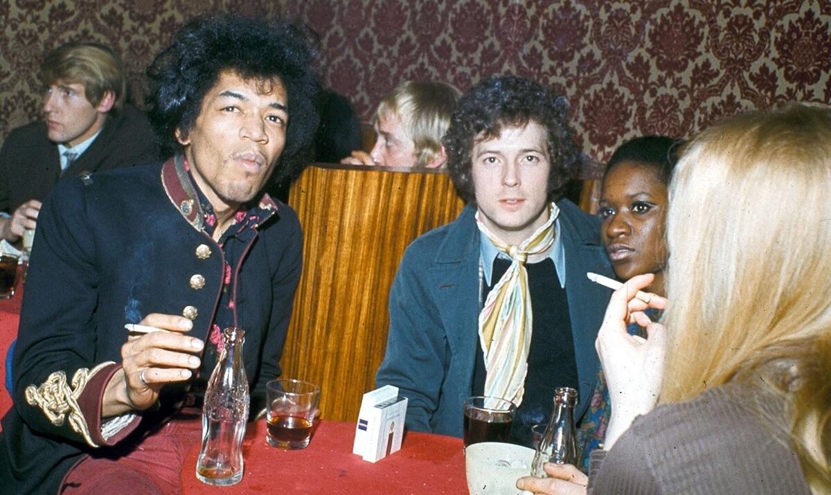 фото: https://www.reddit.com/r/OldSchoolCool/comments/9o272p/jimi_hendrix_and_eric_clapton_in_the_60s/