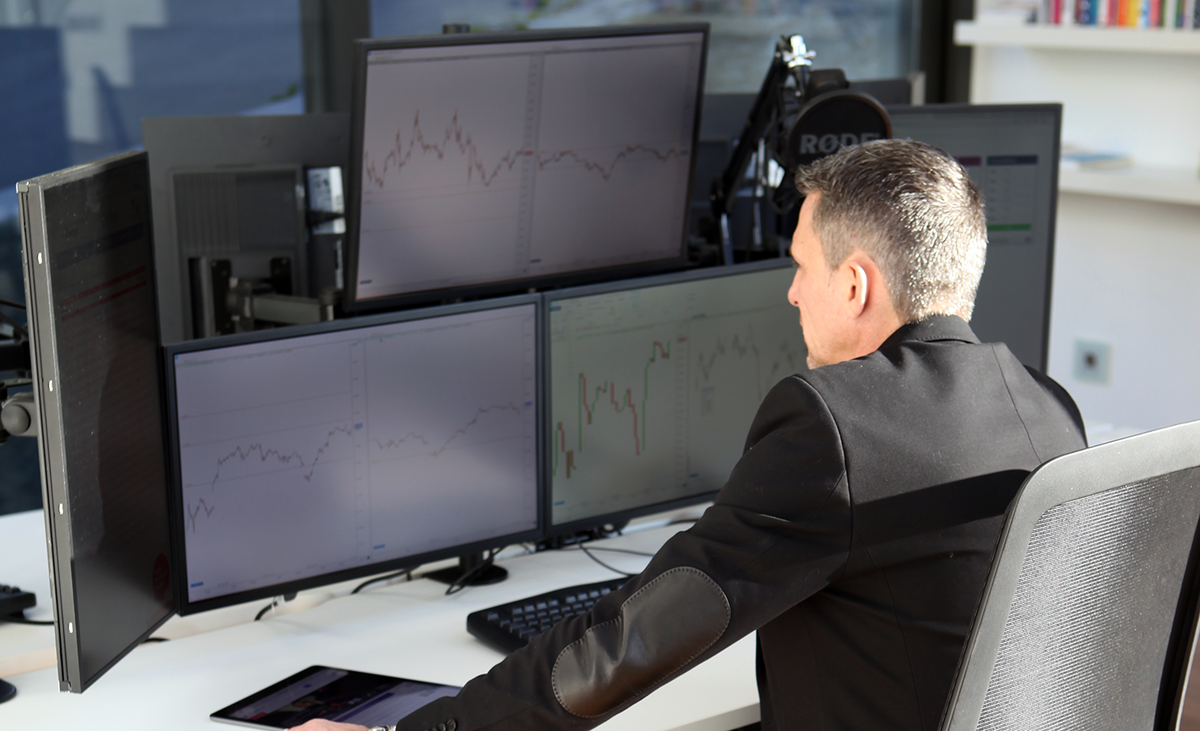 Трейдер торгует.