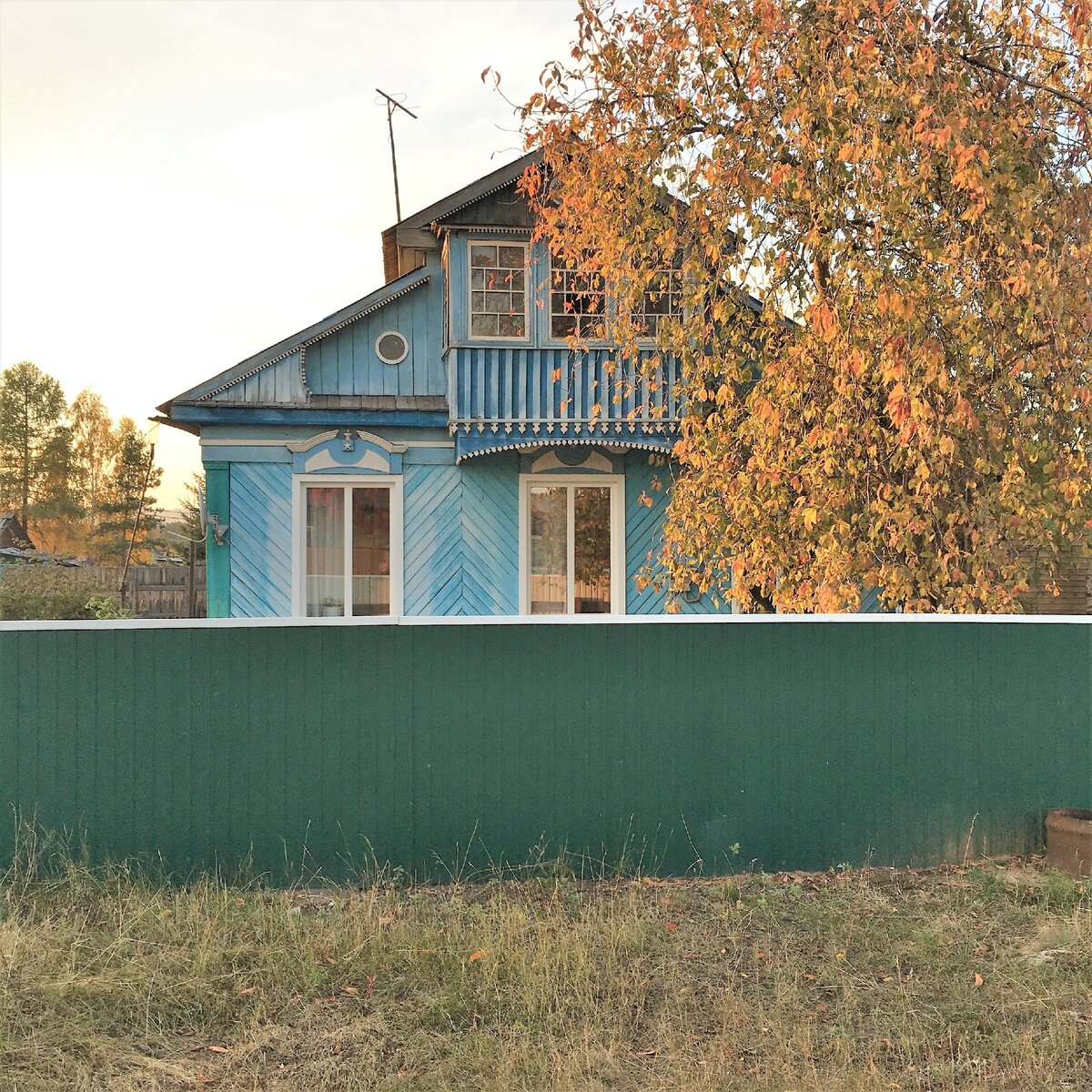 Деревенский домик с резным балконом