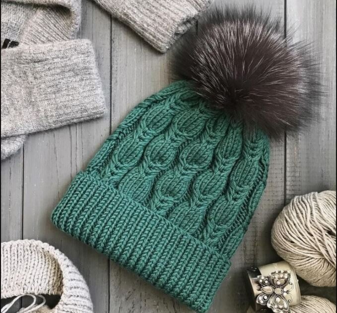 Шапка с узором из кос