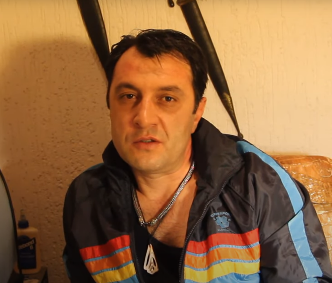 Муса Альмов в мастерской