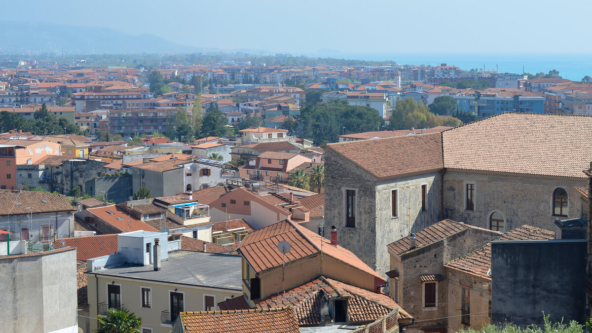 Скалея, вид со стороны старого города.