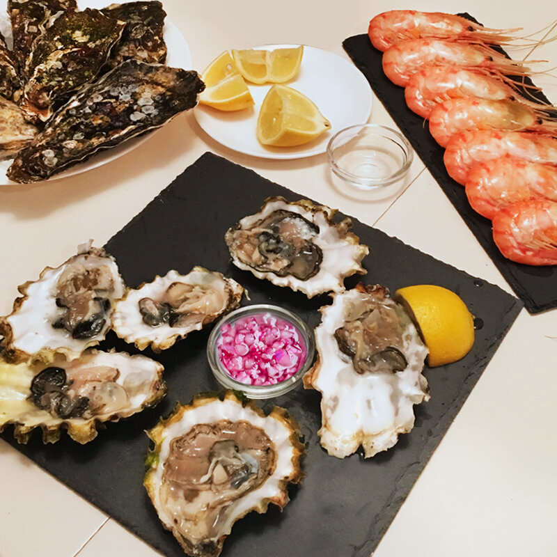 Живых устриц обычно подают с лимоном или специальным соусом на основе винного уксуса  и красного лука