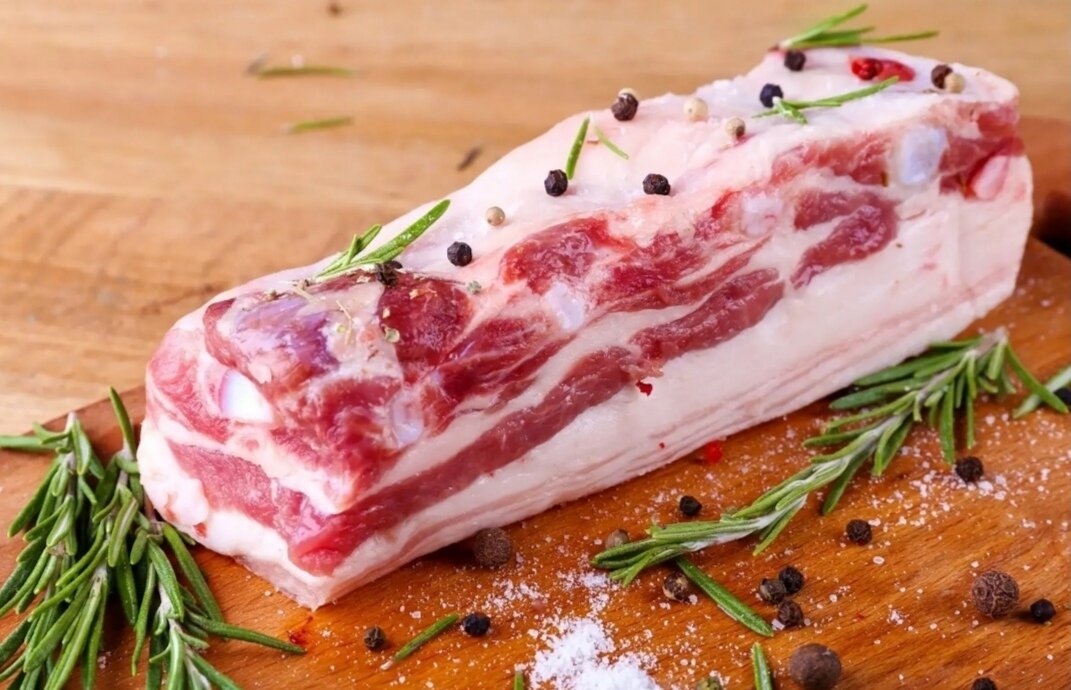 В сале очень много жира. Отсюда, большое количество "вредного" холестерина и поражение сердца атеросклерозом.