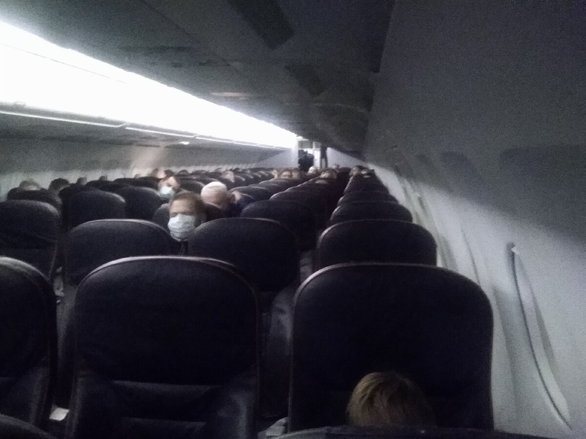 Порадовала рассадка с дистанцией. И просто мало пассажиров летело