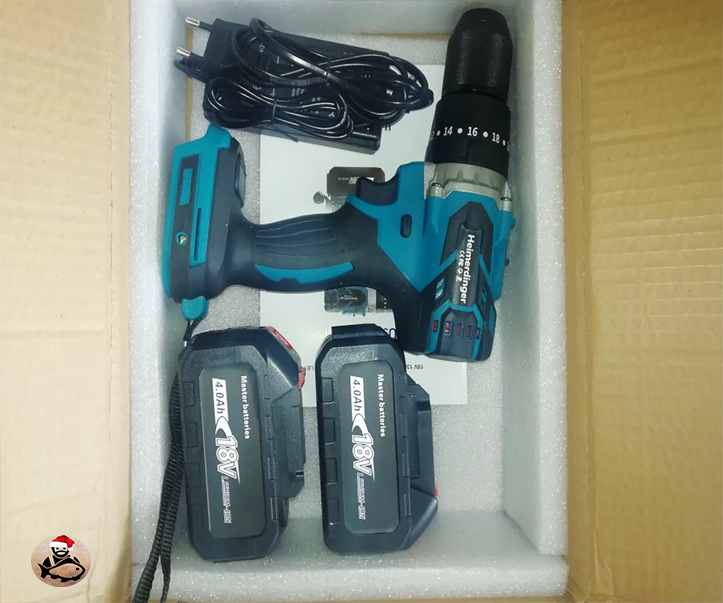 Приходит в коробке. В комплекте 2 аккумулятора и зарядное.