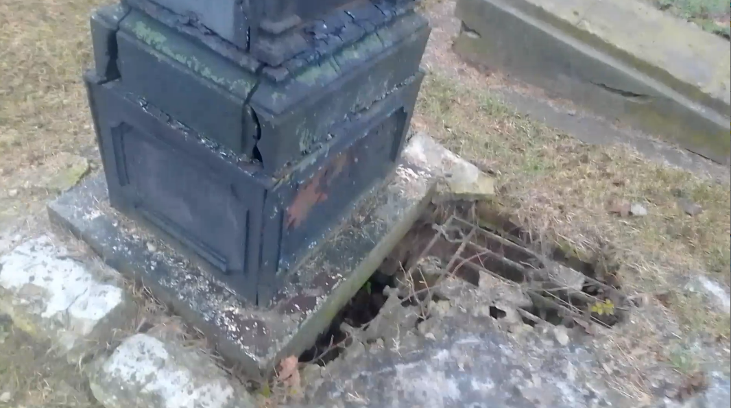 Плакать по покойнику на могиле - задерживать его от возможной ре инкарнации, попытки вызвать его могут притянуть в мир страшные энергетические сгустки без тела, без подготовки, знаний и умений - прямая дорога в психушку или на другой свет. Я сам знаю нескольких человек, которые так закончили. 