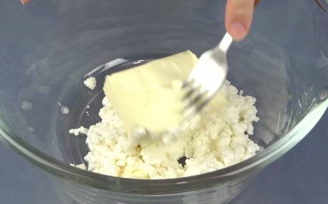 1. Смешиваем творог с мягким сливочным маслом, добавляем разрыхлитель и просеянную муку. Замешиваем тесто. Оставляем в холодильнике на 40 минут, в пленке или пакете.