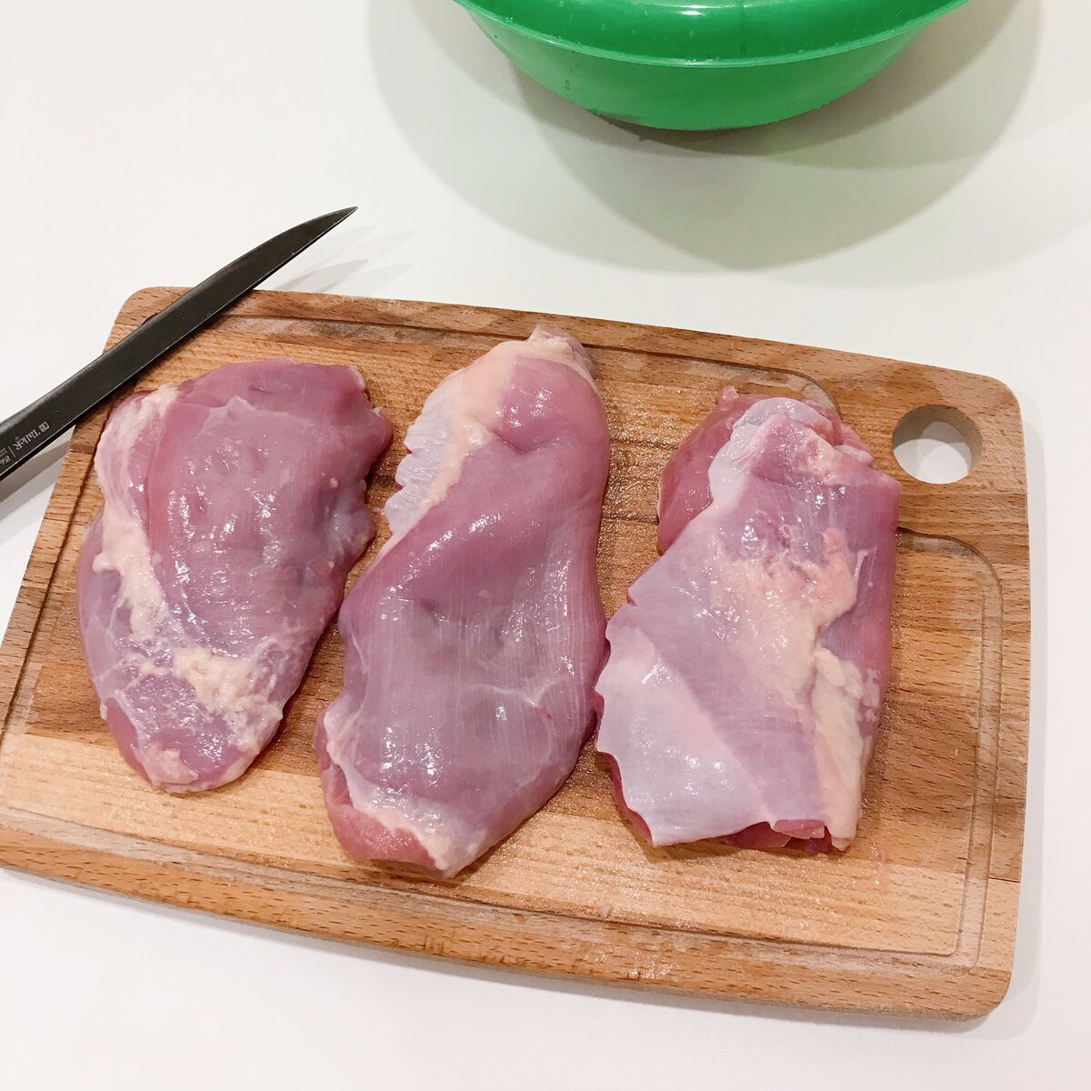 Режем индейку на крупные куски