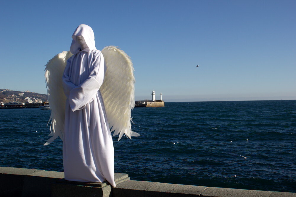 Местные нам говорили, что по набережной Ялты надо гулять вечером и ночью. А днем не надо гулять, но мы все же пошли. Наша компания стала в два раза меньше, и день было решено посвятить исследованию Ялты и окрестностей. В Ялте очень любят кофе, как, пожалуй, и во всем Крыму. Его продают тут на каждом углу. С чаем сложнее. Мы нашли вкусные пироженки, поели чудесной барабули, бычков, ставриды. Портвейн для меня кажется слишком сладким по-прежнему, но есть чудесные вина и игристые. Продолжаю наблюдения