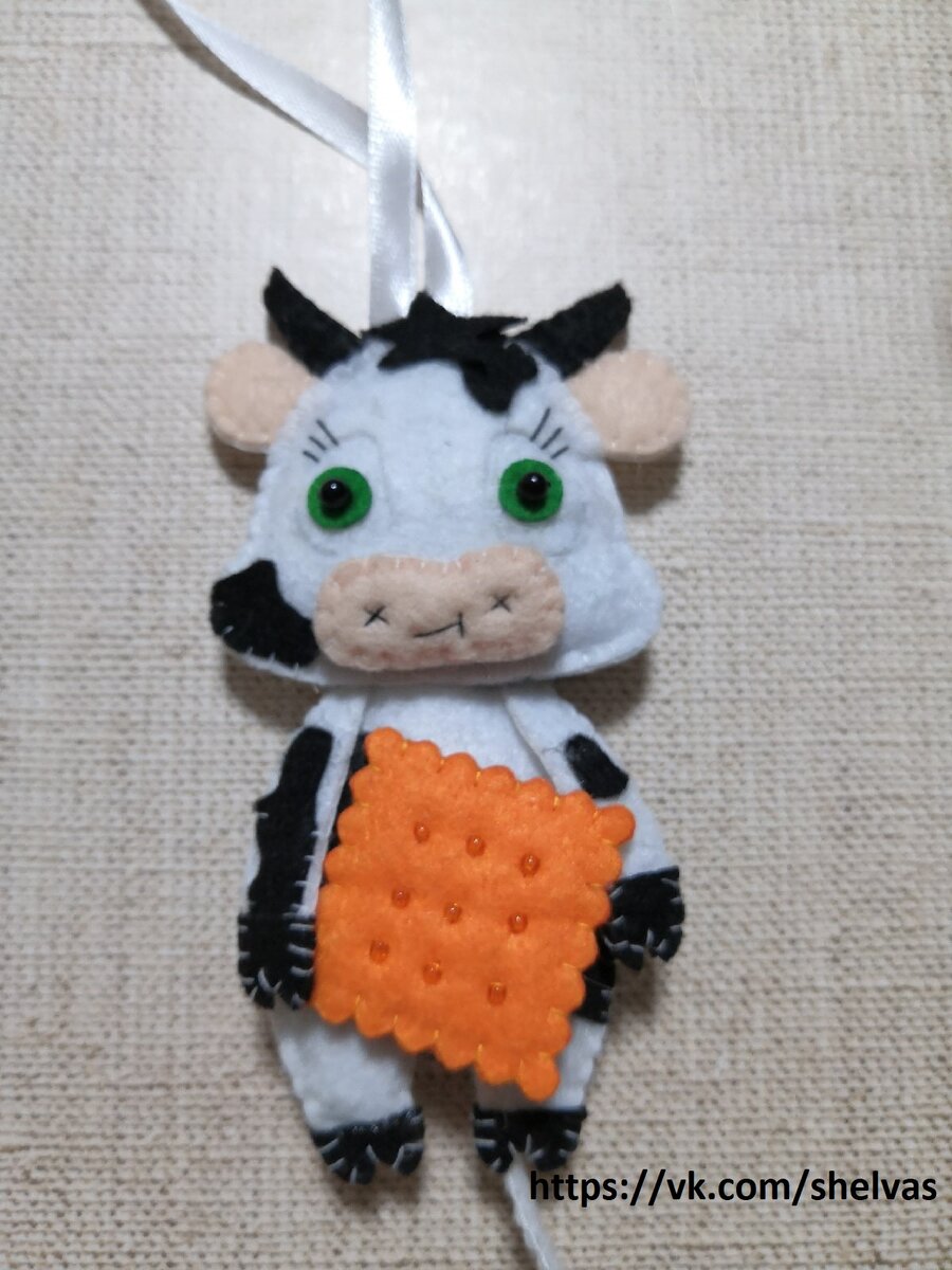 А как вы думаете что у него в лапках?