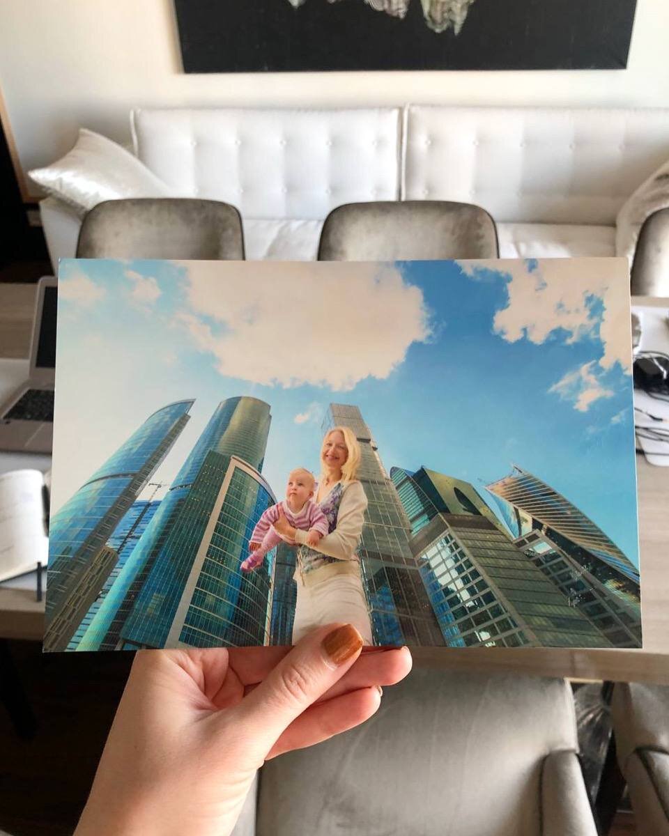 
Когда узнают, что я живу в сити, делают такое выражение 🥺 и спрашивают:
«О, ну как вы там?» или «А там ещё и живут???» и любимое: «Ой, я бы не хотела там жить!». Вопрос правильных мам: «Кошмар! А где вы там гуляете?». 
😡

С недавних пор отвечаю: живём плохо, гулять негде. И меня больше ничего не спрашивают 😂 понятно всё. 

Так, основное, почему мы здесь живём:
▶️ Удобно 
▶️ Дёшево купили
▶️ Ощущение центра жизни 

Удобно:
 ⁃ Особенно когда я сидела в декрете. Я садила ребёнка в кенгурушку и шла в люди: пить кофе, встречаться с подругами, покупать очередную соску в надежде, что он её возьмёт 
 ⁃ На 3 этаже у нас есть всё: поликлиника Чайка для детей и взрослых, фитнес клуб World Class с бассейном (только для взрослых), салоны красоты подешевле Nail Sunny и самый дорогой Мильфей.
 ⁃ Подземная парковка, когда машина всегда тёплая, ресторан с доставкой в апартаменты за 7 минут, химчистка

В Сити дорого жить, потому что у нас высокие эксплуатационные платежи (в месяц выходит как аренда двушки в центре), но покупать здесь выгодно.
За 1 кв метр мы заплатили в 3 раза меньше, чем сопоставимый объект в Хамовниках. 

Да. Про центр жизни - это и плюс, и минус. 

Здесь много людей. Не спальный район. В 8 утра в вестибюле девушки бегут на шпильках с укладкой и макияжем на работу. Это они уже после тренировки!
В 8:30 в ресторанах можно и позавтракать, и пообедать.
В 9:00 очередь из курьеров на ресепшене. Толпа! СИЗ носят не все. Чихают многие. Мы привыкли. 

Жить здесь нам нравится: хочется активности - идём в фитнес, кино, ресторан. Устали - поднимаемся выше облаков на 66 этаж и любуемся видом. 

Забыла про детей: 20 минут не спеша до Пресненского парка пешком по набережной, ещё 5 минут до детского бассейна. 

У нас нет своего двора и лавочки у подъезда. Это самая большая грусть. Зато есть всё остальное.