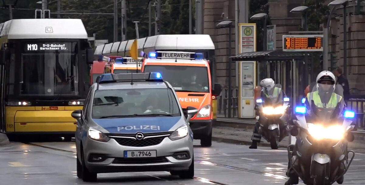 Словно министр....Алексея Н. везут в немецкую клинику. Я насчитал 13 автомобилей. фото youtube.com