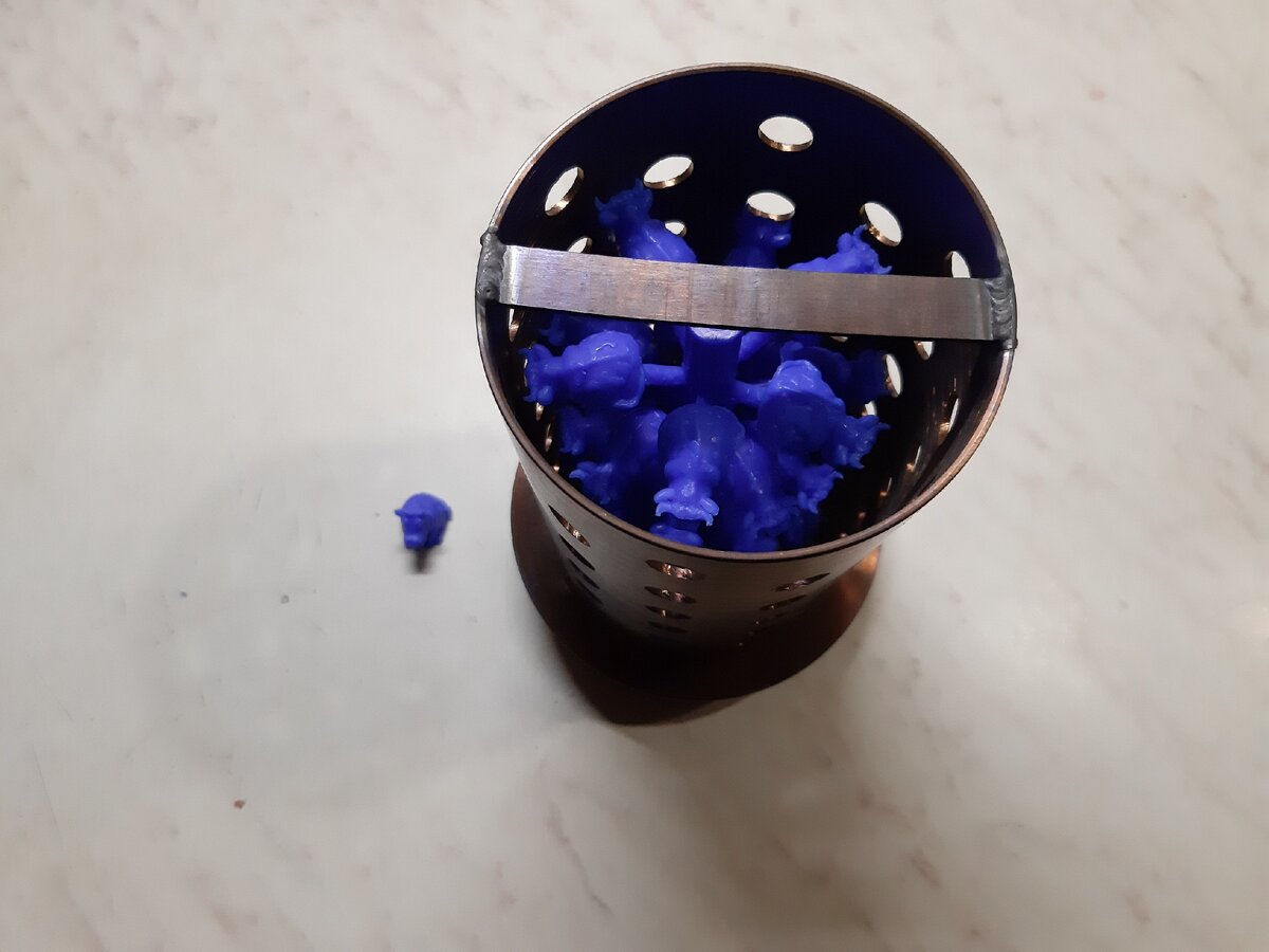 Опока с восковками перед заливкой формомассы. Фото из архива автора