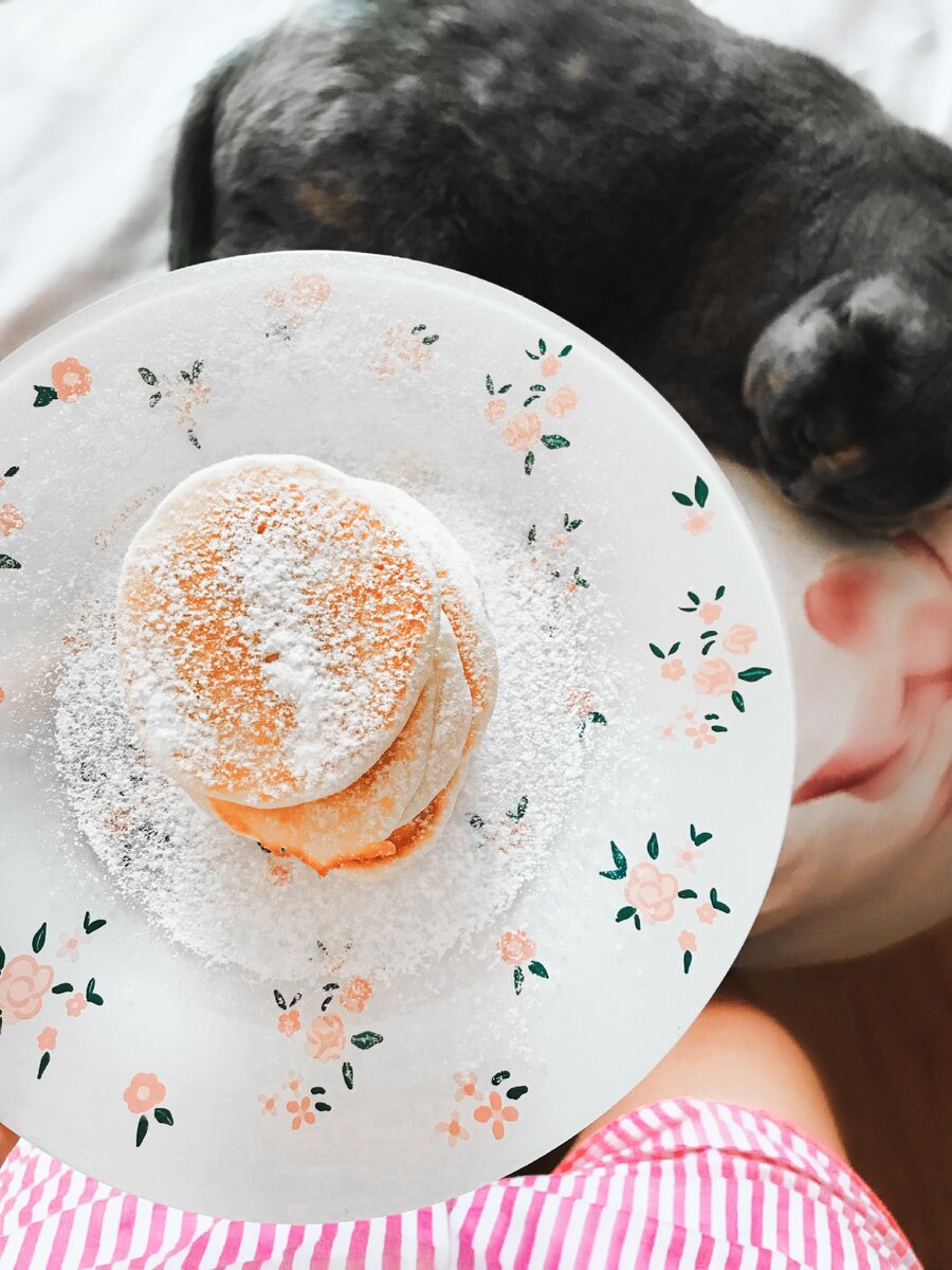 Доброе всем  утро😌

А давайте испечём вкусняшки на завтрак? Любите творог? Я очень, поэтому добавляю его очень часто в выпечку. 

Итак очень быстрый и простой вариант полезного и сытного завтрака!

🥞1 яйцо;
🥞200-250 гр творога( лучше сухого);
🥞Подсластитель, у меня стевия;
🥞2-3ст л. овсяной муки( перемолола геркулес блендером);

Смешиваем все ингредиенты и лепим наши сырники, обжариваем на сухой сковороде. Вуаля и завтрак готов😌. 

Ну а чем полить или во что обмакнуть, решайте сами😌

Приятного аппетита👌