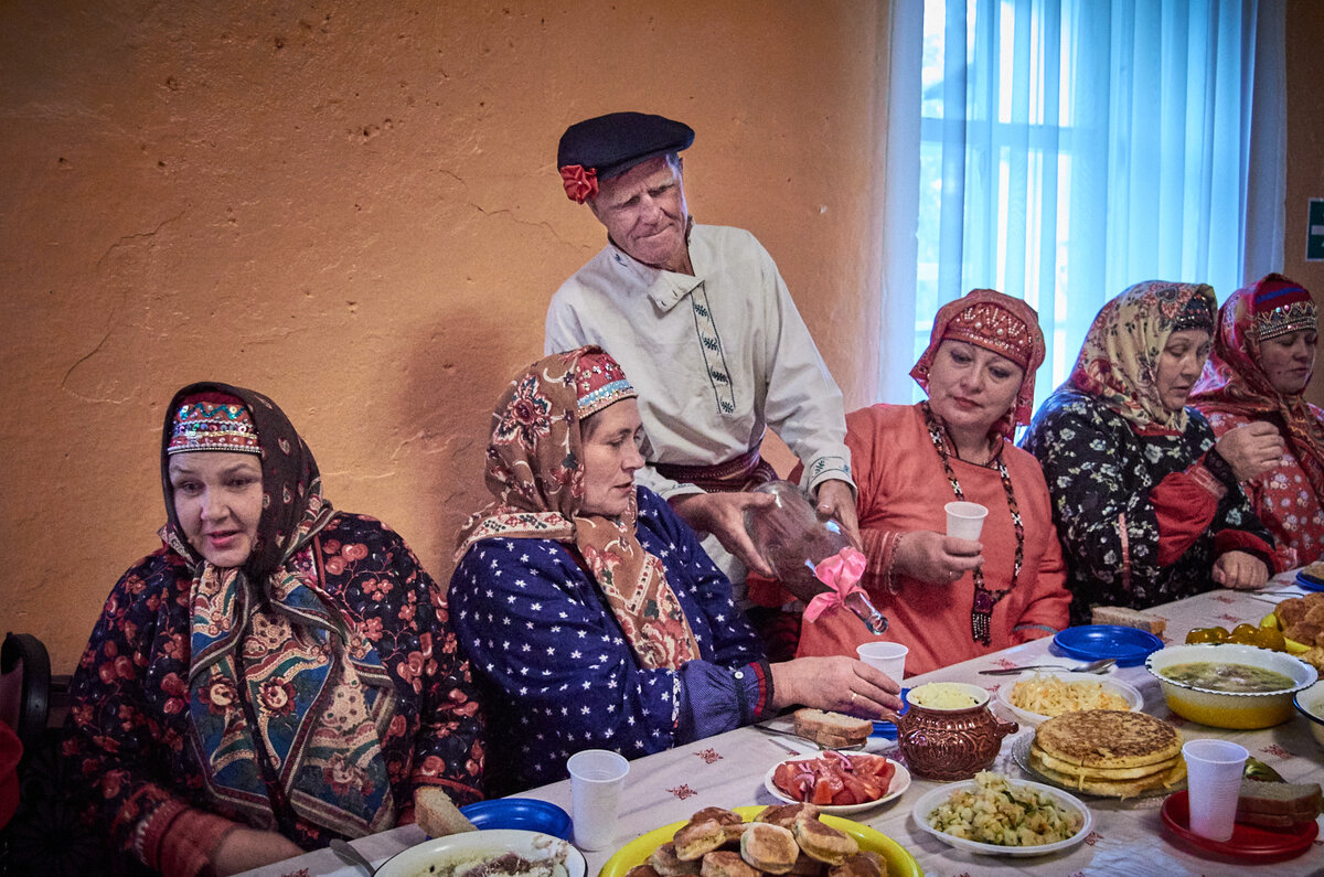 Котелинское застолье. Экспедиция с проектом "Баба Рязанская". Фото Екатерины Детушевой