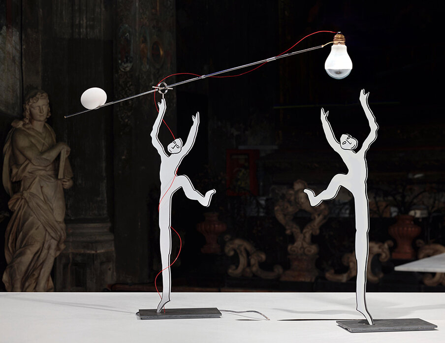  1️⃣  Всегда узнаваемы работы немецкого дизайнера Инго Маурер (Ingo Maurer), виртуозного маэстро позитива. Фото нашли здесь: https://dirkstudio.ru/▶️