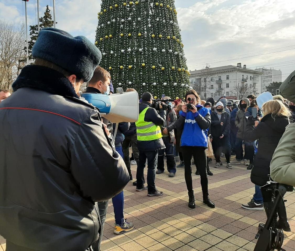 Участники митинга перед зданием городской администрации